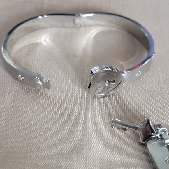 Stainless steel locking silver bracelet with key necklace and heart shape lock - Picture 3 of 5